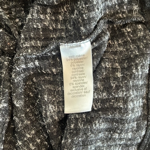 SOLD****Maurice’s soft, light-weight pullover. 🖤 EUC - Picture 5 of 5
